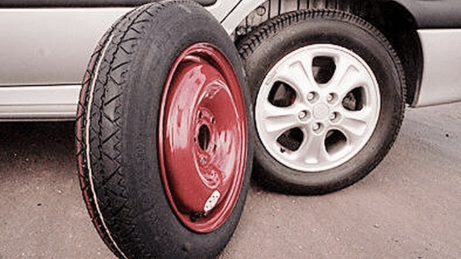 Trocar pneu já é algo chato, mas é importante evitar armadilhas; usar estepe "pneu de bicicleta" por muito tempo é uma delas - Arquivo Folha de S.Paulo