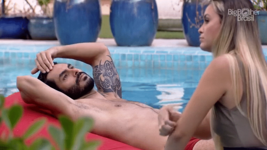 BBB 21: Rodolffo conversa com Sarah na piscina - Reprodução/Globoplay