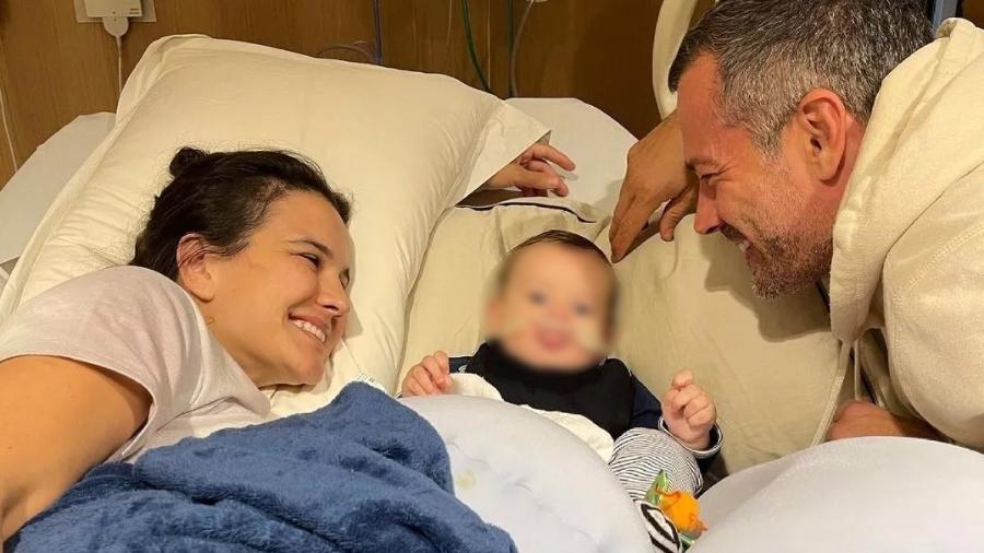 Malvino Salvador e Kyra Grace posaram com o filho Rayan no hospital; bebê de 6 meses está internado desde segunda-feira (5) - Reprodução/Instagram