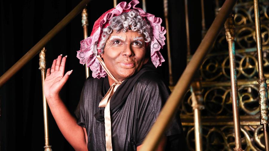 Diva Menner interpreta Joice Heth, a mulher mais velha do mundo, na peça "Barnum - O rei do show" - Iwi Onodera / UOL