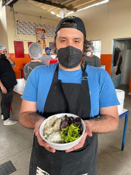Observando clientes em restaurante nos Jardins, Matheus Arouca percebeu aspecto social da alimentação - Danilo Duvilierz