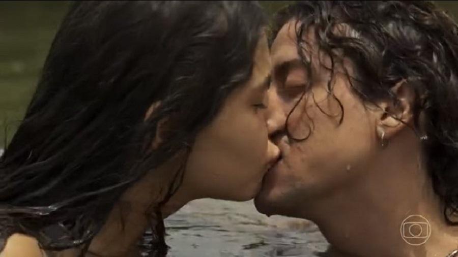 Pantanal: Juma e Jove se beijam no rio - Reprodução/TV Globo