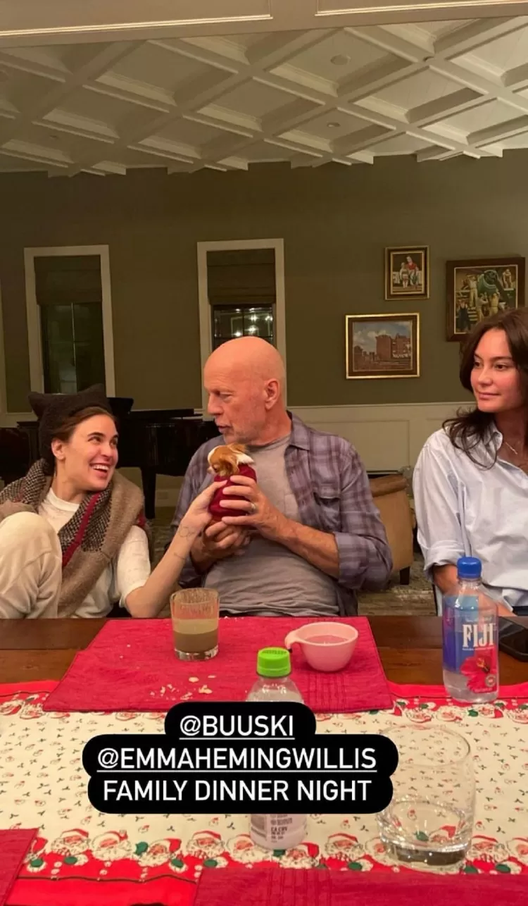  Bruce Willis com a filha e esposa em jantar de família  - Reprodução/Instagram  - Reprodução/Instagram 