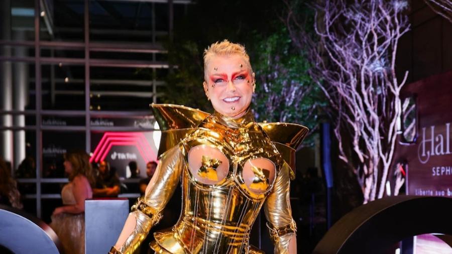 Xuxa marcou presença com look dourado no Halloween da Sephora 