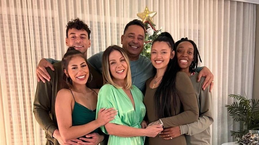 Carla Perez e Xanddy posam em foto natalina com os filhos e as noras