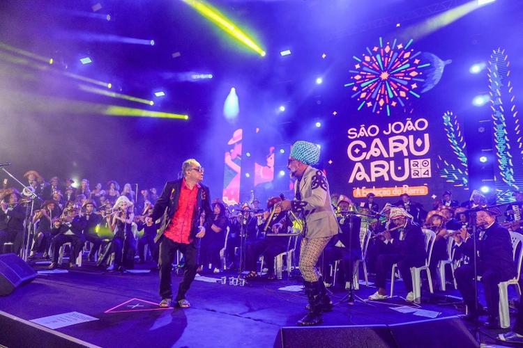 Maestro Mozart Vieira recebe Carlinhos Brown, ao final da apresentação e saúda o público "anarriê" e "ajayô"