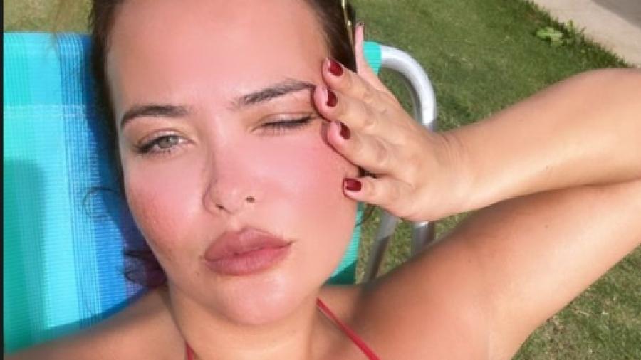 Geisy Arruda sensualiza de biquíni à beira da piscina