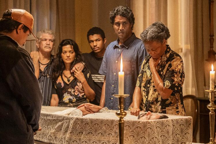 Velório de José Venâncio (Rodrigo Simas). Pastor Lívio (Breno da Matta), João Pedro (Juan Paiva), Deocleciano (Jackson Antunes), Morena (Ana Cecilia Costa), Inácia (Edvana Carvalho), Damião (Xamã), em Renascer