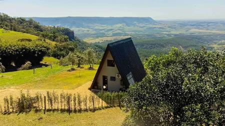 Chalé triangular no alto da serra