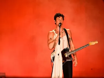 De volta, Shawn Mendes tira a camiseta e faz pop-terapia no Rock in Rio