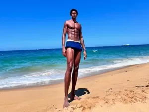 Paulo André exibe tanquinho na praia e é elogiado: 'Um deus grego'