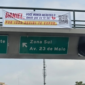 'Daniel, decidi te expor': o que está por trás de faixas com QR Code em SP