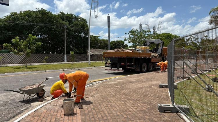 Trabalhadores fazem os últimos retoques em frente ao Hangar Centro de Convenções Trabalhadores fazem os últimos retoques em frente ao Hangar Centro de Convenções