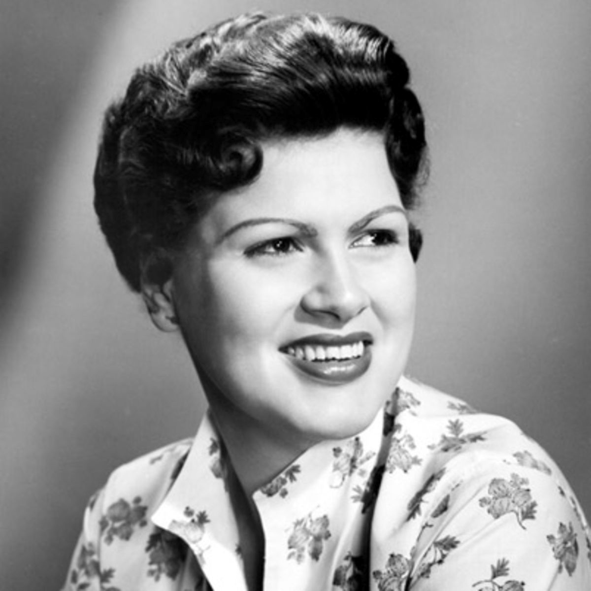 Patsy Clilne, um dos grandes nomes da música country americana se foi aos 30 anos em um acidente aéreo em 5 de março de 1963 - Reprodução