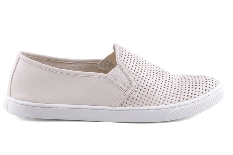 Slip-on branco com detalhes vazados, da Anacapri - Divulgação