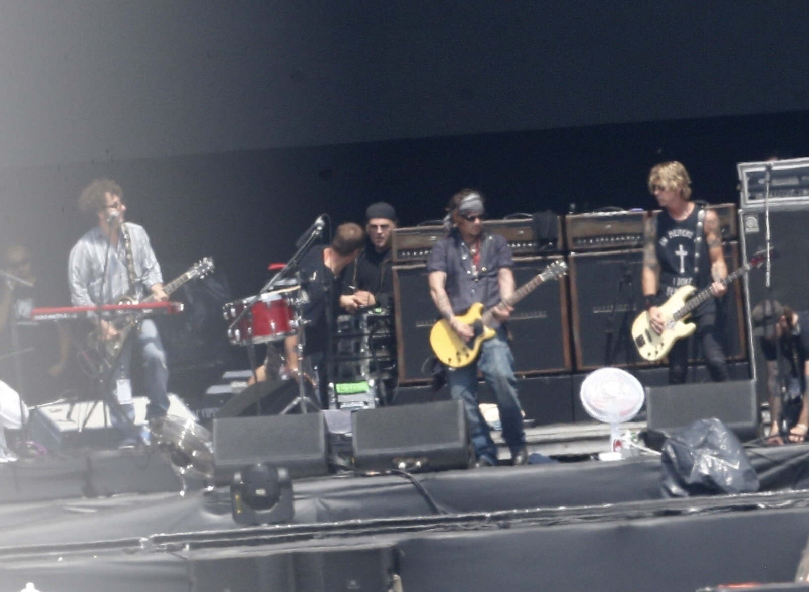 23.set.2015 - O astro Johnny Depp passa o som na Cidade do Rock, no Rio, com o Holywood Vampires. Supergrupo, que também conta com Alice Cooper, Joe Perry, Duff McKagan e Matt Sorum, se apresenta nesta quinta (24) no Rock in Rio - Gabriel Rangel/AgNews