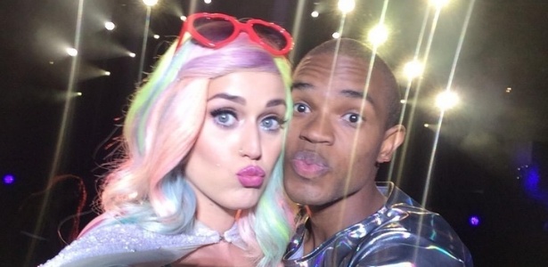 Selfie de Katy Perry no palco em Curitiba com o fã Matheus França - @katyskettle/Reprodução