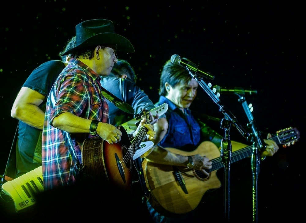 31.out.2015 - Chitãozinho e Xororó se apresentam no festival Caldas Country Show, em Caldas Novas, Goiás - Francisco Cepeda/AGNews