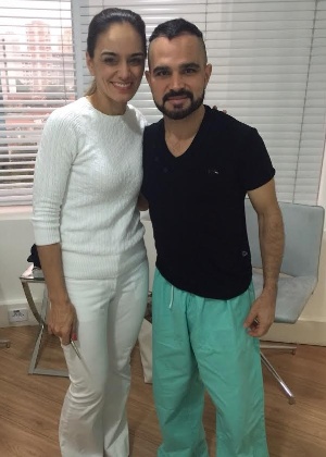 23.nov.2015- Cantor Luciano já com uma parte da cabeça raspada indo para o centro cirúrgico ao lado da médica Maria Angélica Muricy - Divulgação