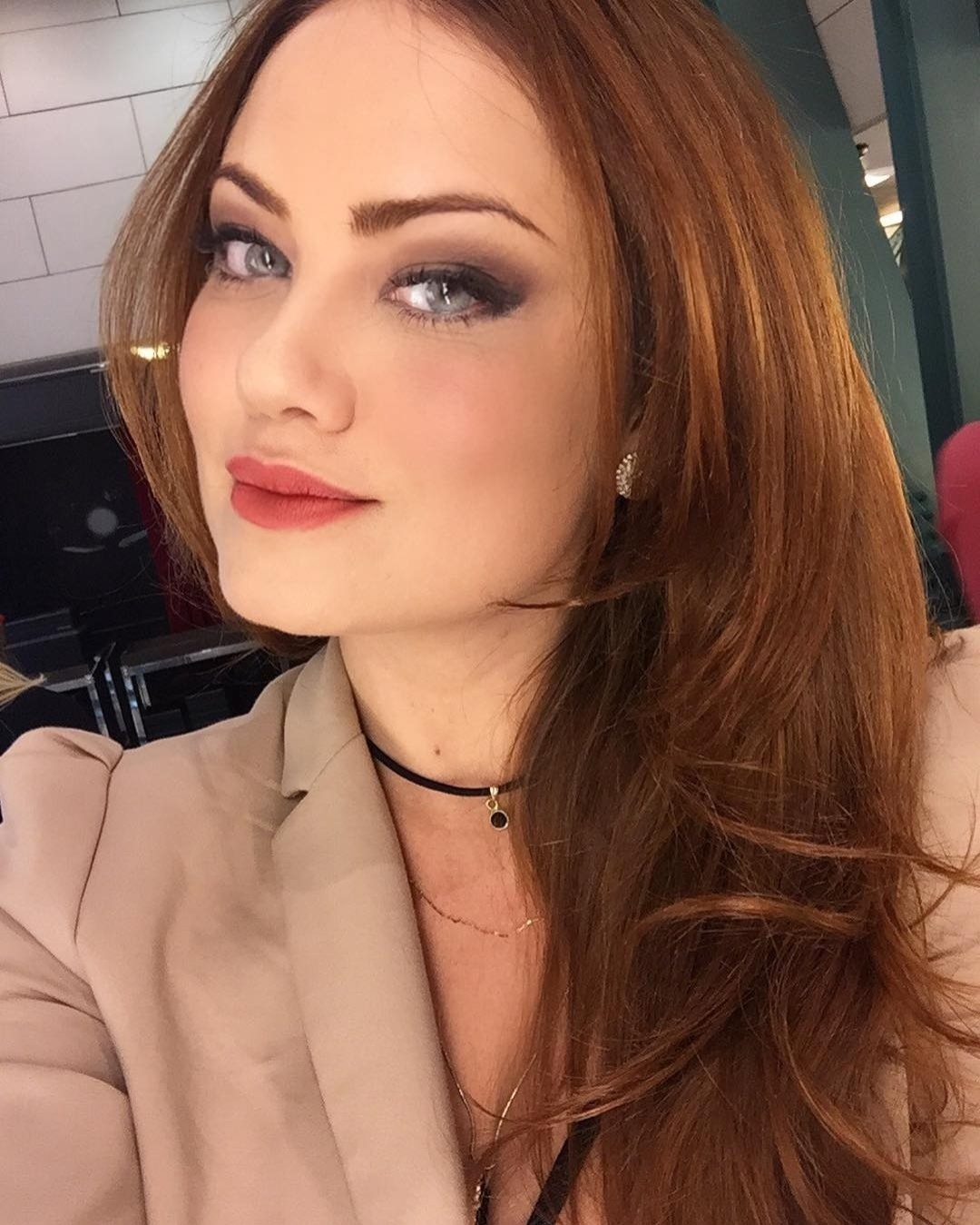 01.mar.2016 - Ellen Rocche mudou o visual para "Haja Coração", próxima novela das sete da Globo, inspirada em "Sassaricando" (1987). A atriz abandonou os fios loiros e ficou ruiva para viver Leonora Lammar, personagem de Irene Ravache nos anos 1980. Ellen publicou a mudança no Instagram e recebeu elogios de seguidores, porém alguns comentaram que preferem a atriz com cabelo loiro - Reprodução/Instagram/ellen_rocche