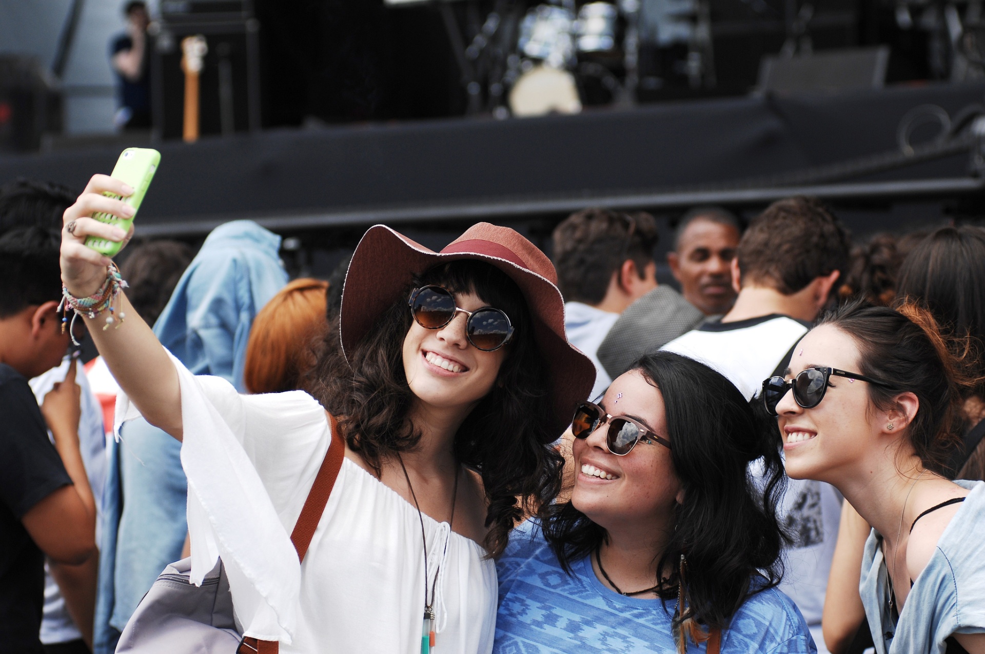 12.mar.2016 - Gatas entre o público do primeiro dia do Lollapalooza Brasil 2016 - Reinaldo Canato/UOL