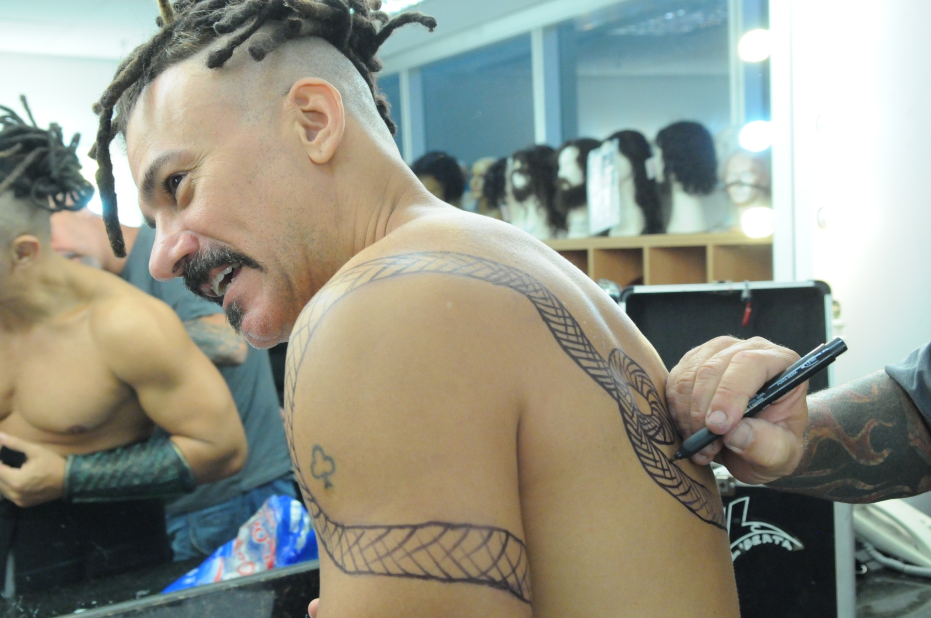 Leonardo Vieira ganha tatuagens falsas para viver o feiticeiro Balaão em "Os Dez Mandamentos - Nova Temporada" - Munir Chatack/Record