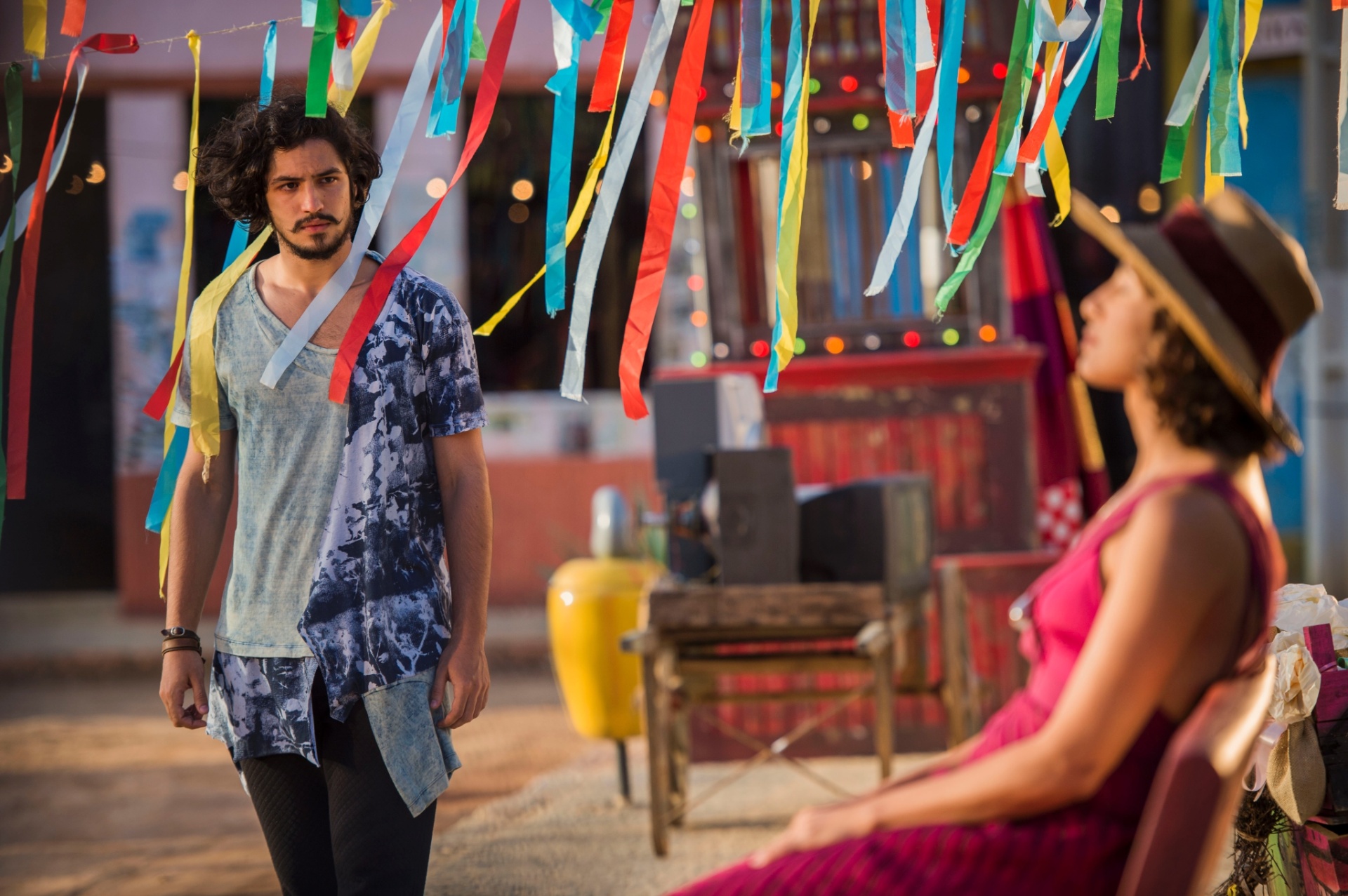 Miguel observa Tereza ao chegar para a Missa do Vaqueiro, em homenagem a Belmiro Dos Anjos (Chico Diaz) - Caiuá Franco/Globo