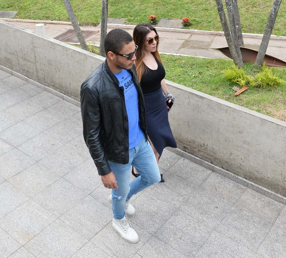 14.out.2016 - Simony e o marido, Patrick, chegam ao Cemitério Gethsêmani, em São Paulo, para o velório do ator e humorista Orival Pessini, criador de personagens como Fofão e Patropi - Francisco Cepeda/AgNews