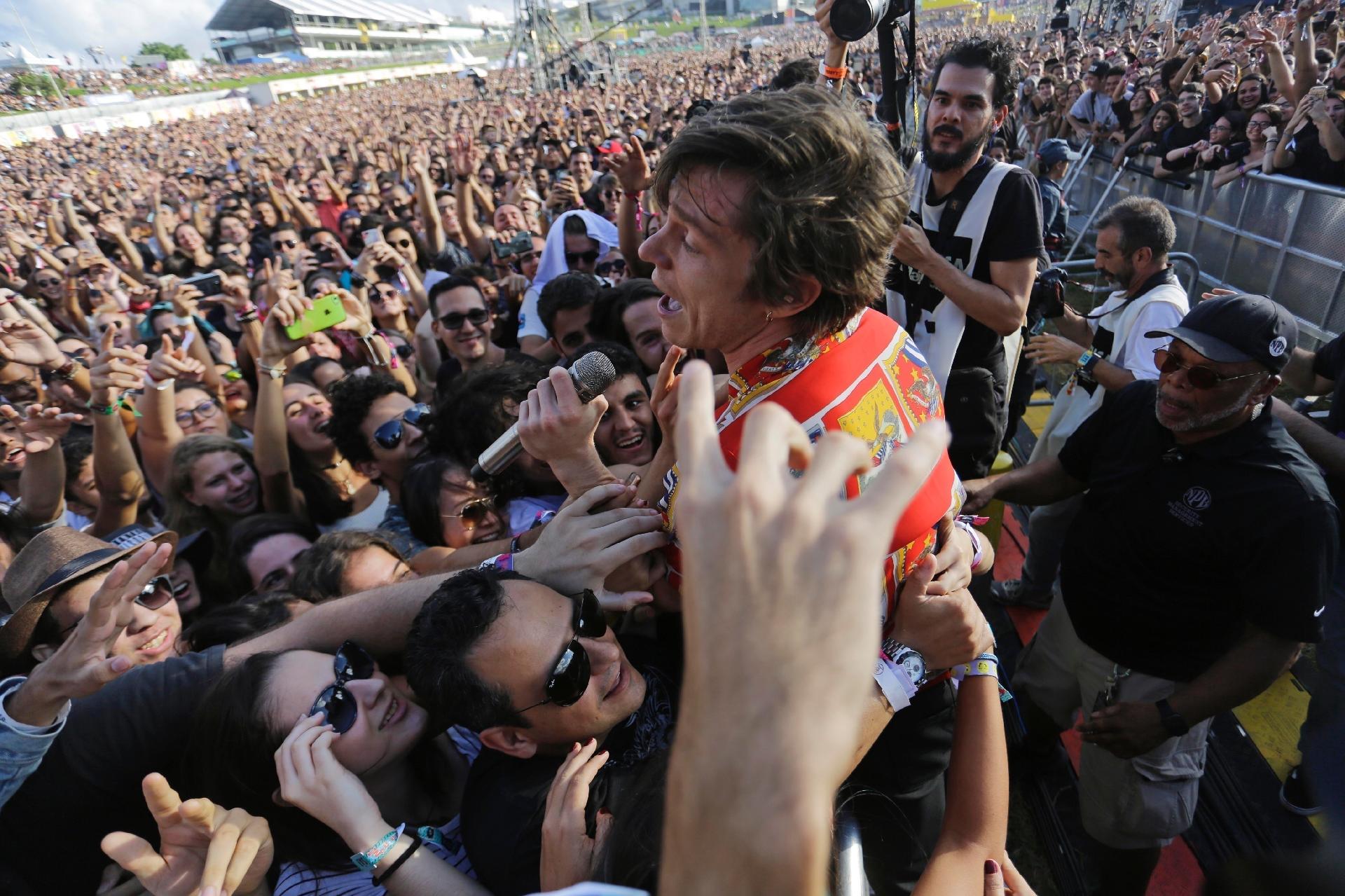 Matt Shultz desceu do palco Skol e se jogou na plateia durante o show do Cage The Elephant - Nelson Antoine/Folhapress