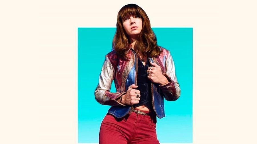 Na série "Girlboss", da Netflix, a personagem Sophia (Britt Robertson) encontra em um brechó uma jaqueta de couro de bezerro em perfeito estado - Divulgação/Netflix