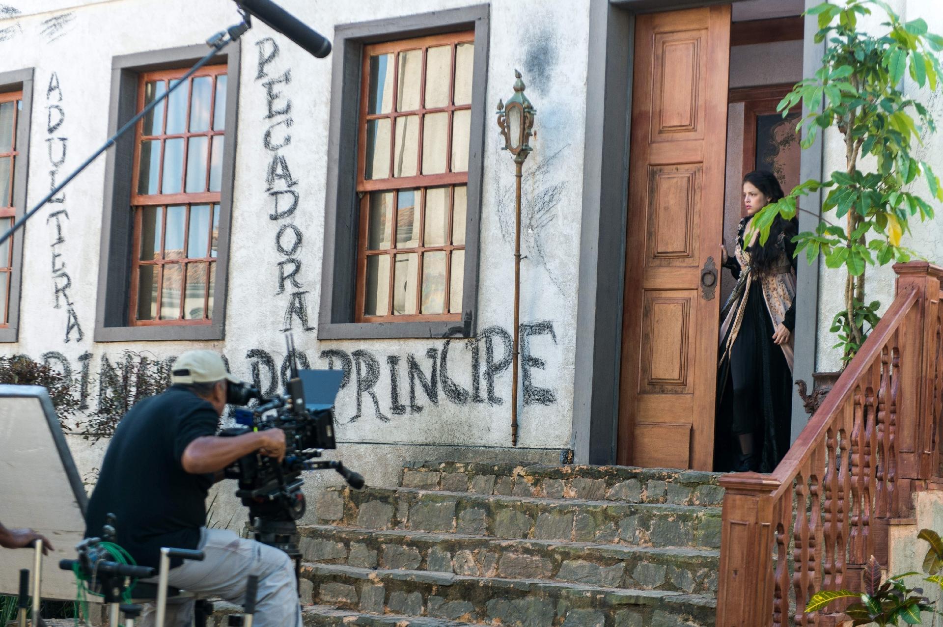 Domitila (Agatha Moreira) se assusta com uma pedra que atravessa a vidraça e descobre que sua casa foi pichada em "Novo Mundo" - Raquel Cunha/TV Globo