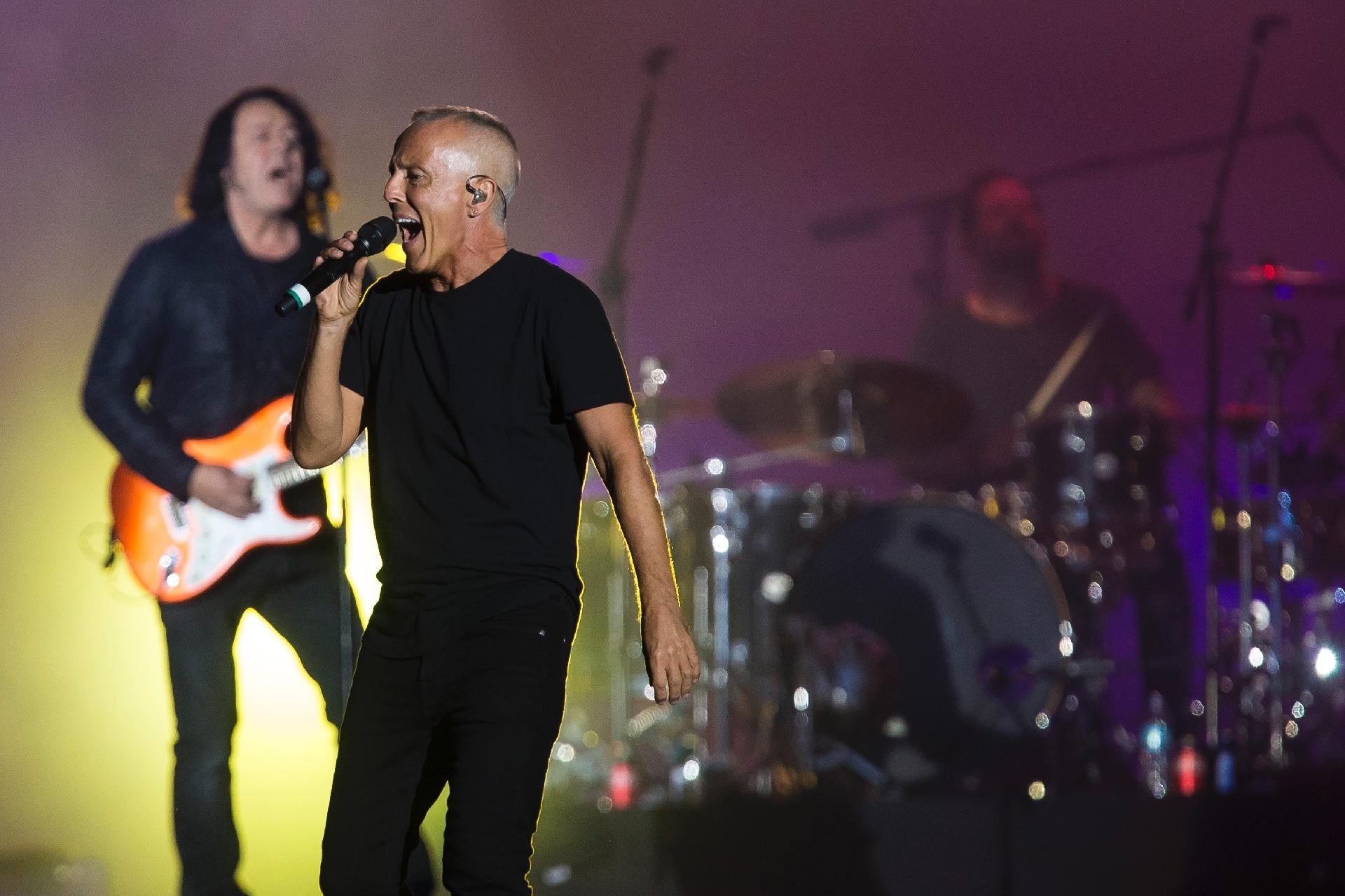 As vozes de Roland e Curt, conservadíssimas, ajudaram a fazer do Palco Mundo um bailinho saudosista simples, mas bem feito - Bruna Prado/UOL