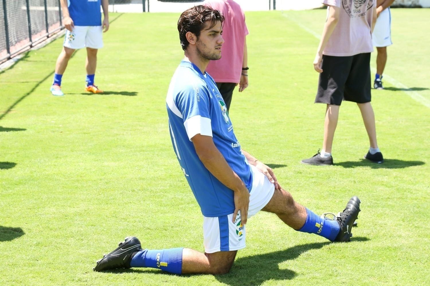 O ator Felipe Simas durante o aquecimento para o jogo - Roberto Filho/Brazil News