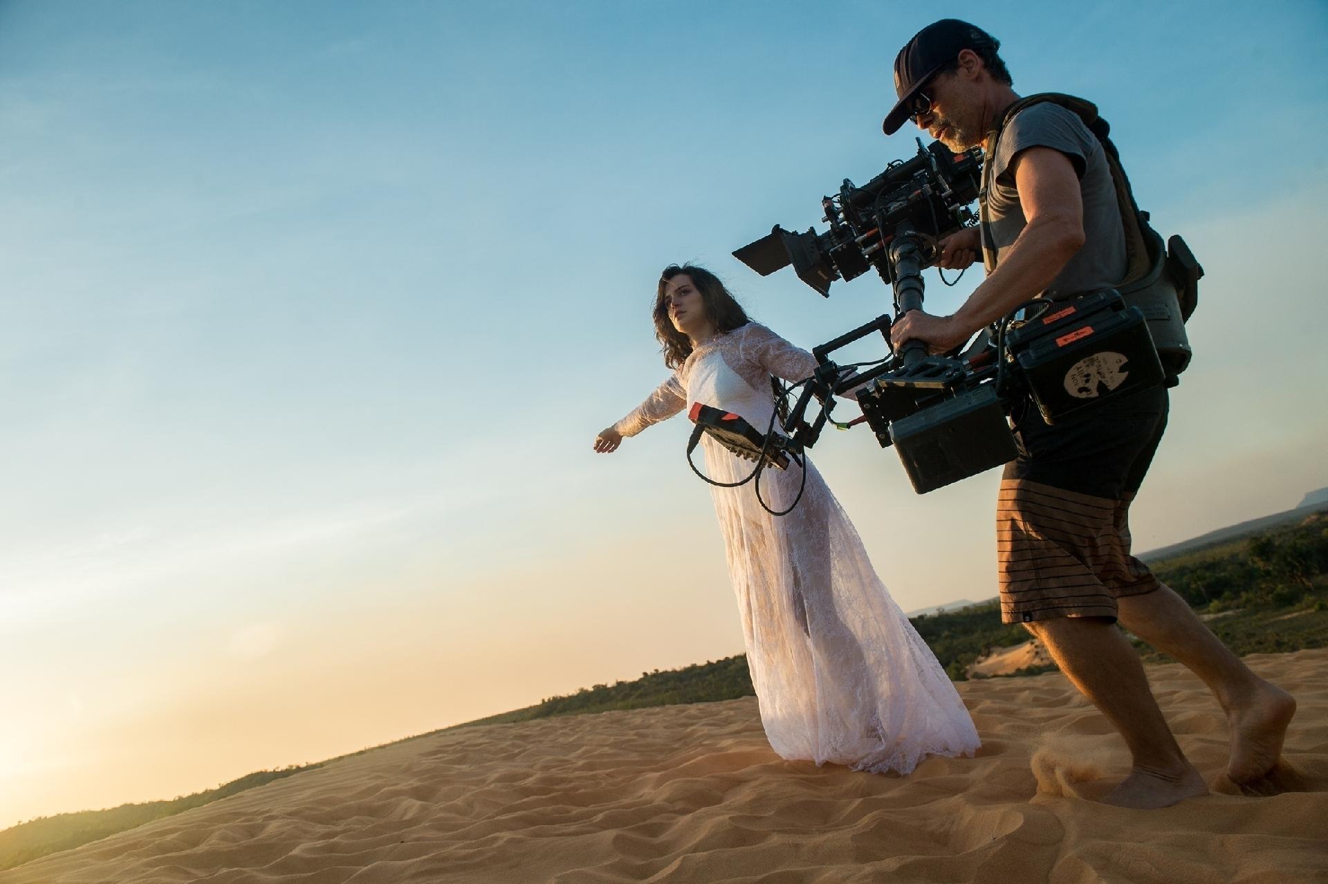 O sofrimento de Clara (Bianca Bin) é ilustrado por cenas metafóricas em "O Outro Lado do Paraíso" - Raquel Cunha/Globo