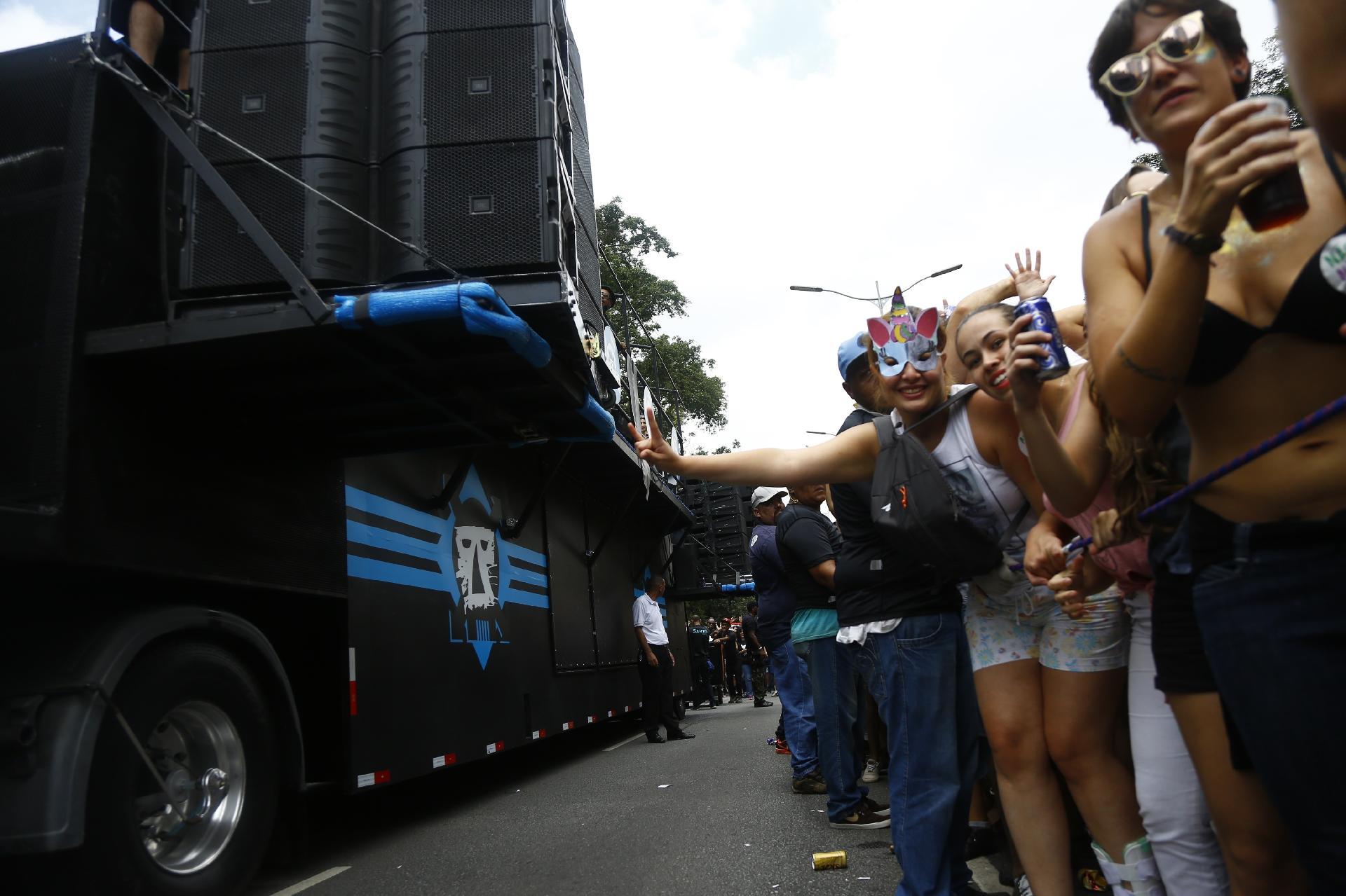 Baiana System lota avenida 23 de Maio, em São Paulo, neste sábado (17) de pós-Carnaval - Guilherme Zauith/UOL