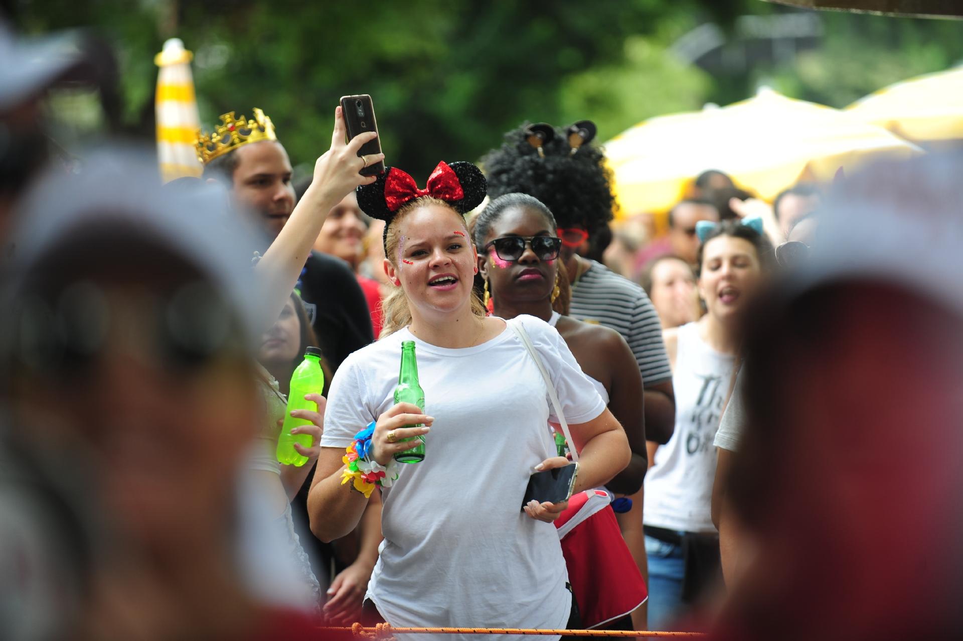 Bloco Desliga e Vem leva o pagode dos anos 1990 às ruas do bairro de Pinheiros, em São Paulo, neste sábado (17) - Junior Lago/UOL