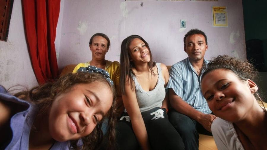 Da esq. para a direita, as irmãs Priscila, Lindalva e Juliana Macedo ao lado dos pais Nininivalda Pereira e Joelsom Pereira. As três precisaram de transplante de fígado e conseguiram - WERTHER SANTANA/ESTADÃO