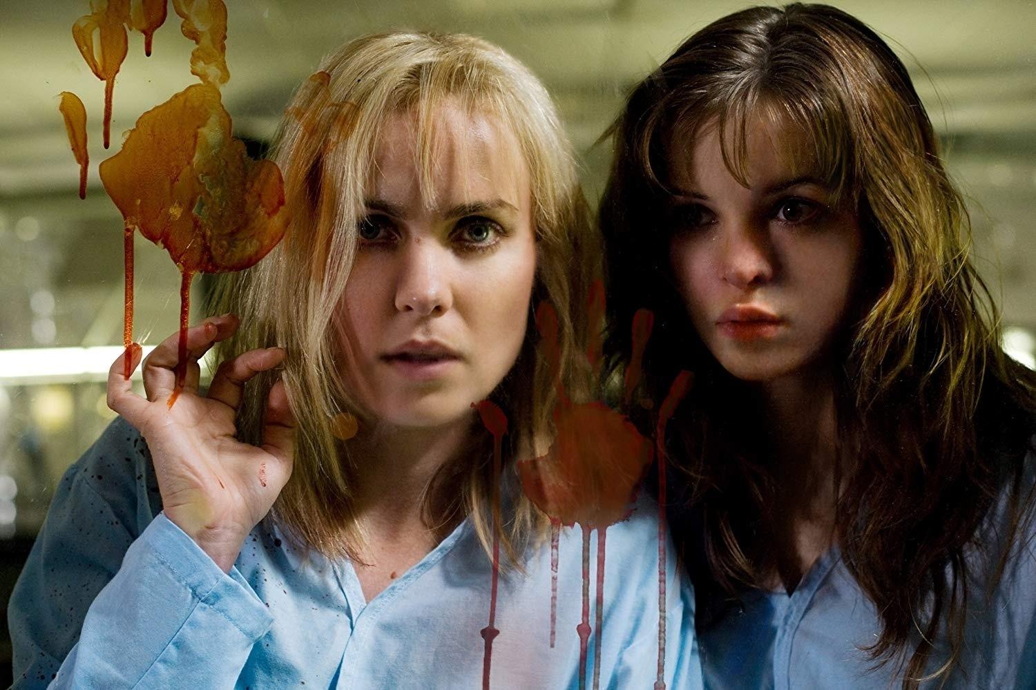 Radha Mitchell e Danielle Panabaker em cena de "A Epidemia" (2010) - Divulgação