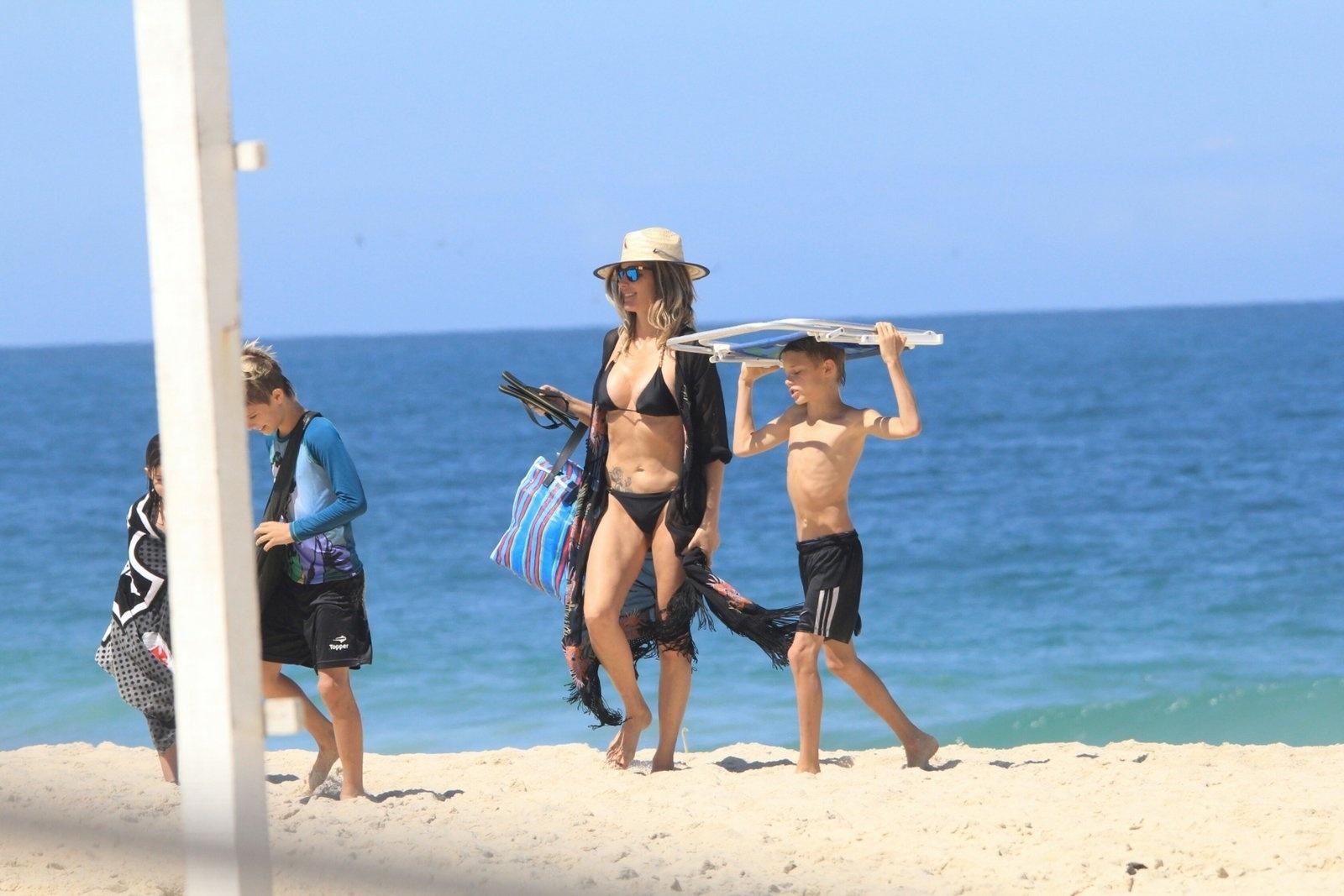 Gentil, um dos filhos de Fernanda Lima e Rodrigo Hilbert carrega a cadeira de praia da mãe em Ipanema, no Rio - JC Pereira/Ag.News