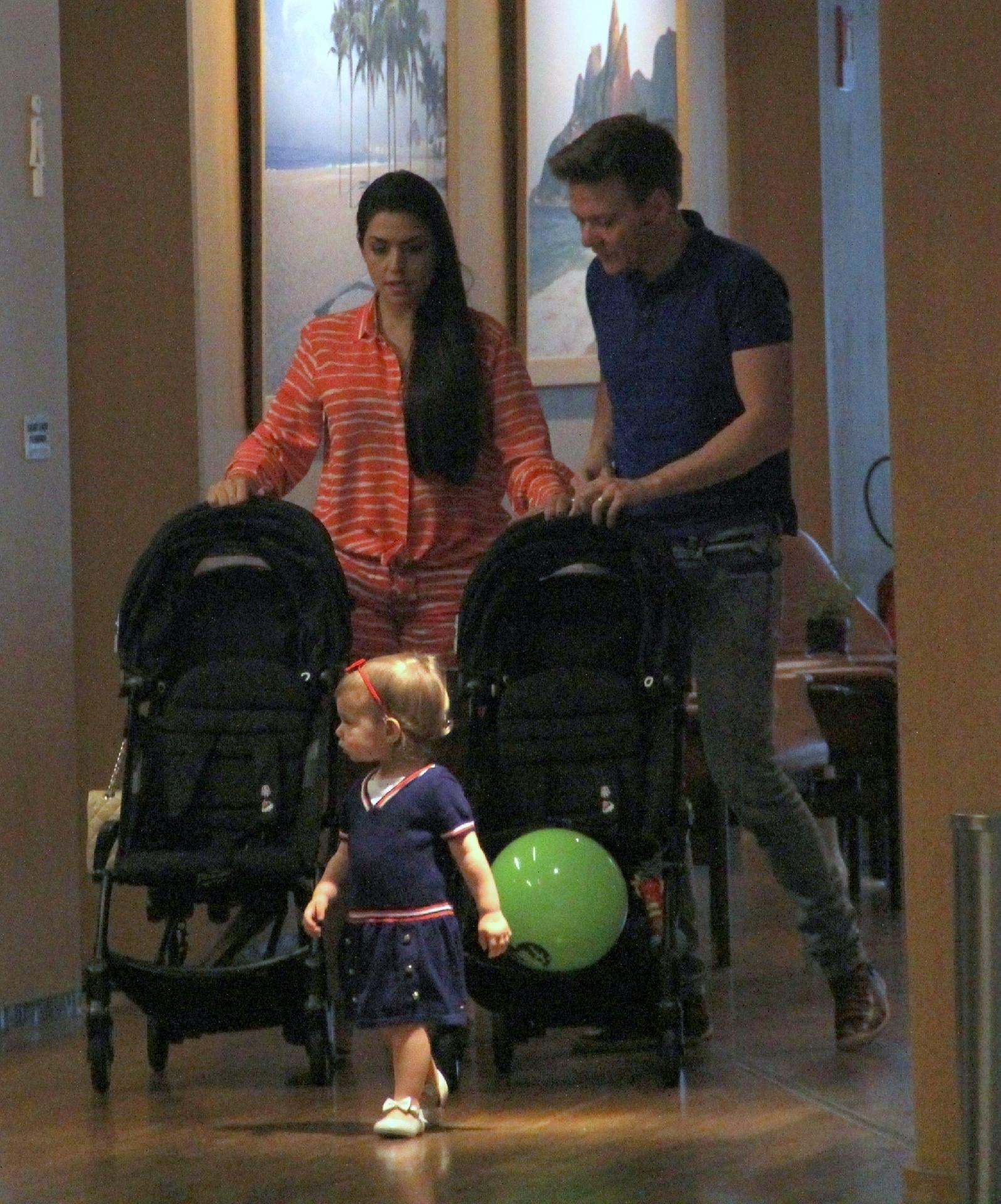 Melinda, que completou dois anos no início de agosto, já gosta de andar solta pelos corredores, mas sempre sob o olhar atento da mamãe Thais - AgNews/J Humberto