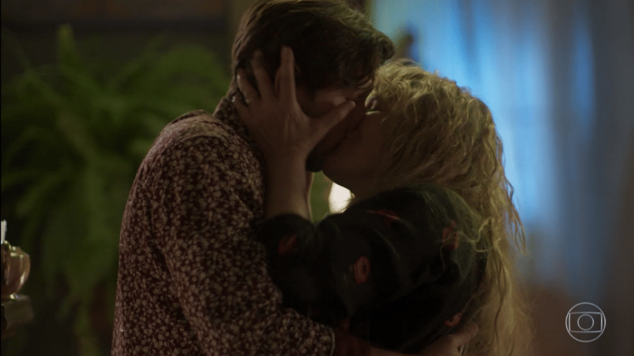 Dulce (Renata Sorrah) dá beijão em Remy (Vladimir Brichta) - Reprodução/Globo