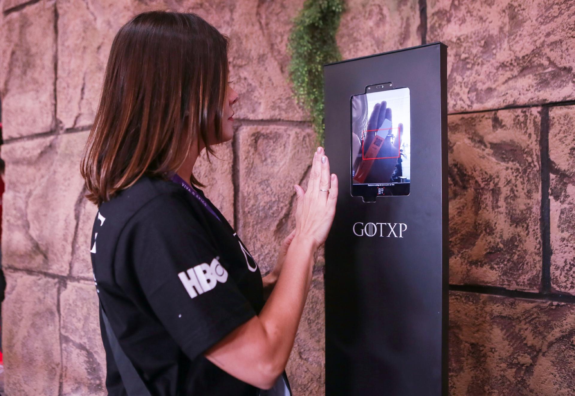 É necessário marcar horário por meio de totens disponibilizados no lado de fora do estande da HBO para visitar a casa dos Sete Reinos de "Game of Thrones" - Iwi Onodera/ UOL
