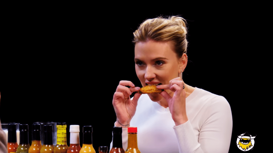 Scarlett Johansson no programa "Hot Ones", do YouTube - Reprodução