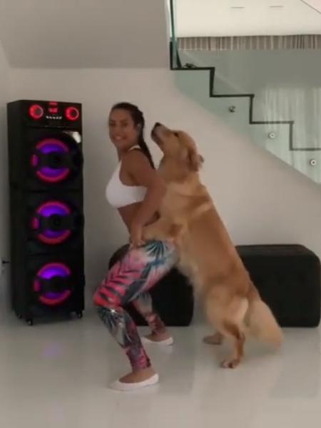 Scheila Carvalho dança música do marido, Tony Salles, com Belinha, sua cachorra - Reprodução/Instagram/scheilacarvalhooficial