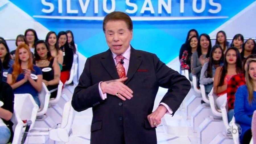 Silvio Santos surge com manchas na mão durante programa - Reprodução/SBT
