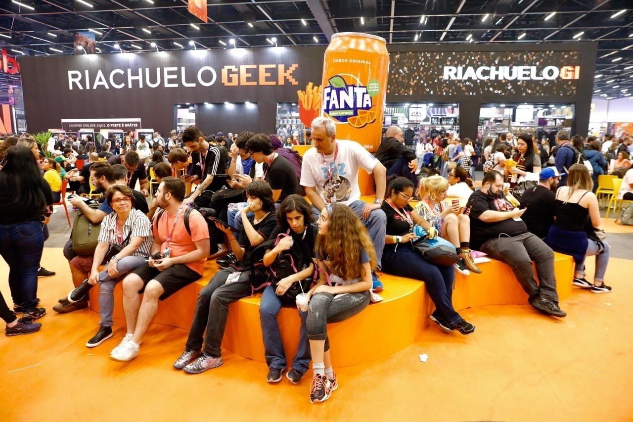 Público faz uma pausa para descansar na CCXP 2019 - UOL/Mariana Perkin