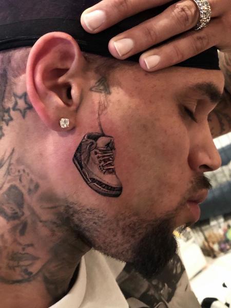 Chris Brown tatua um tênis no rosto - REPRODUÇÃO/INSTAGRAM