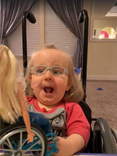 Reação de Ella Rogers ao ganhar uma Barbie que usa cadeira de rodas viralizou - Reprodução/Facebook
