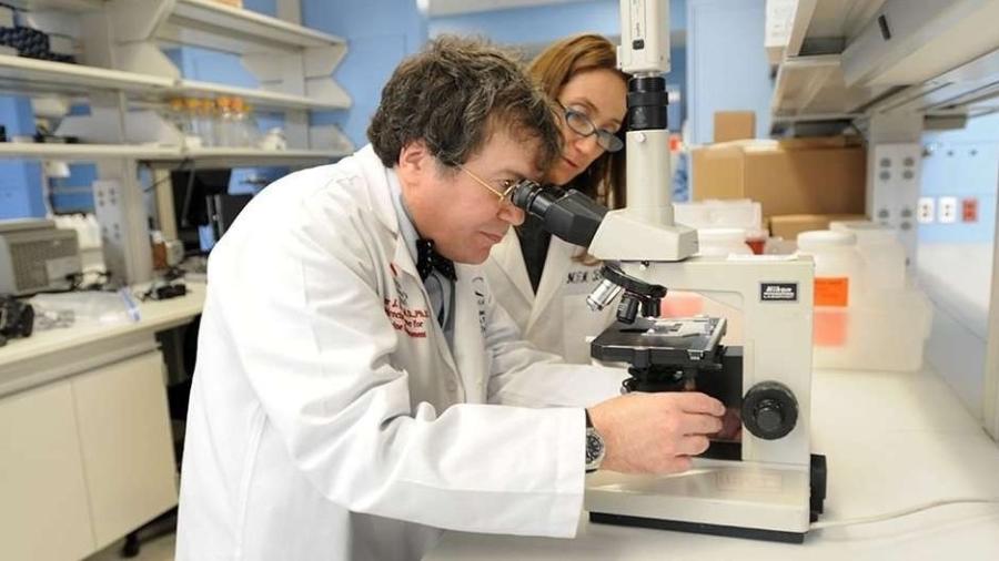Os pesquisares María Elena Bottazzi (à direita) e Peter Hotez dirigem um laboratório nos EUA que criou uma vacina para a Sars, doença causada por outro coronavírus - Anna Grove Photography