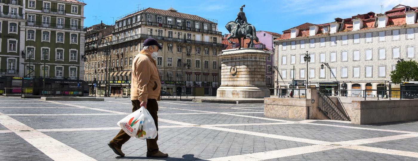 Praça da Figueira, em Lisboa, quase vazia: alta adesão popular ao isolamento e uso de máscaras foram essenciais no combate ao coronavírus - NurPhoto/Getty Images